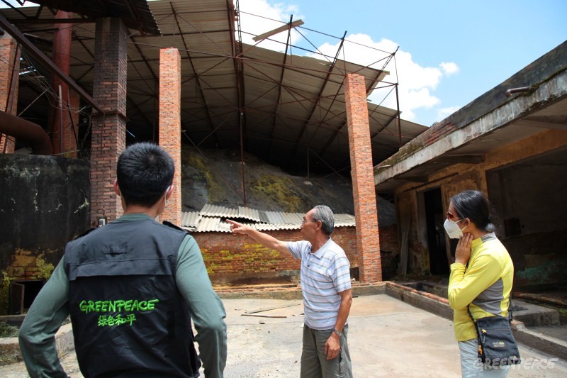 07-绿色和平工作人员在云南牟定渝滇化工有限公司厂区内对铬渣堆进行查看。
