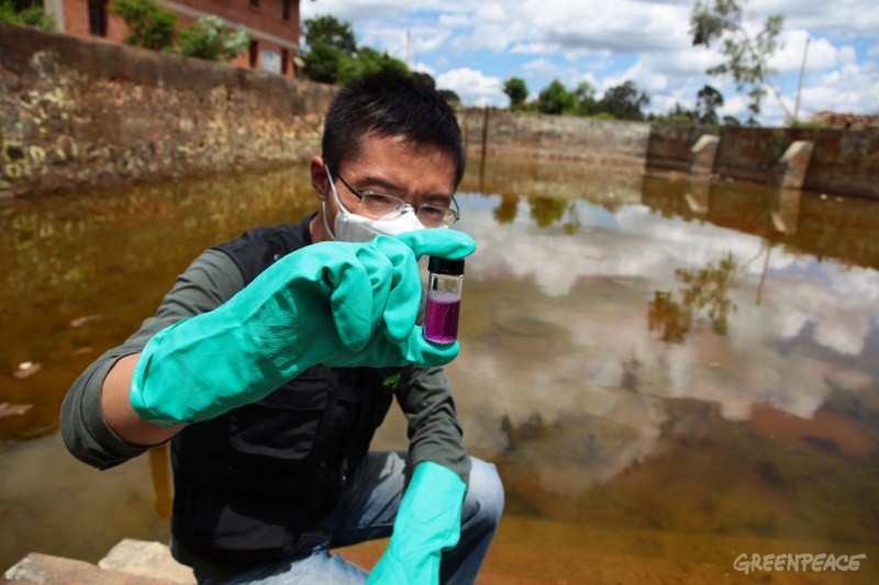 09-绿色和平工作人员在云南牟定渝滇化工有限公司厂区内对铬渣堆附近的废水进行快速检测发现其中六价铬的浓度很高。