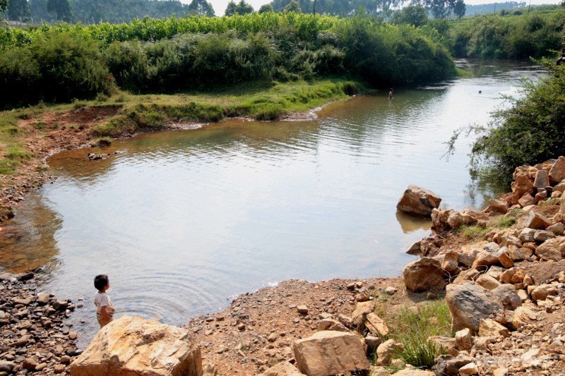 13-云南省陆良县小百户镇兴隆村目前的饮用水取自村子附近的小河水。