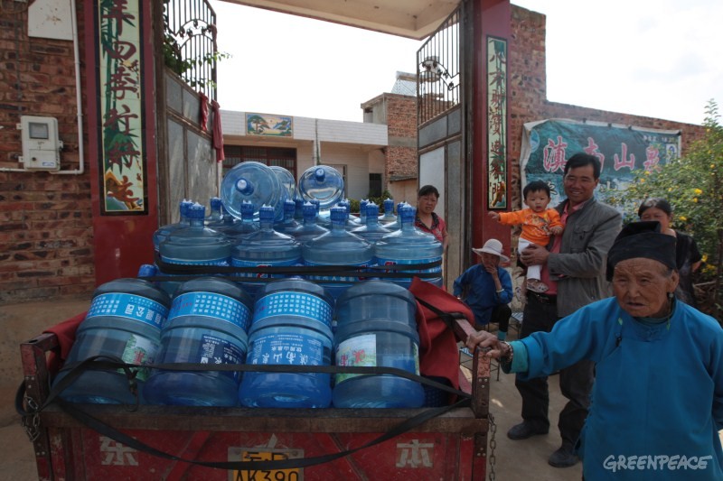 18-由于铬污染，四年前云南省陆良县小新村很多村民已经开始喝桶装水。