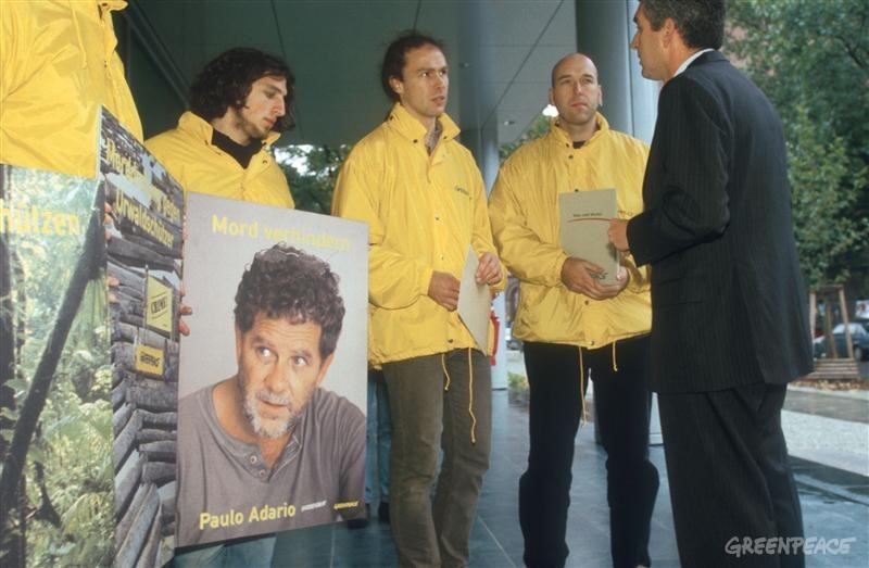 09-绿色和平行动者来到德国汉堡的巴西大使馆，要求当局确保保罗的安全。