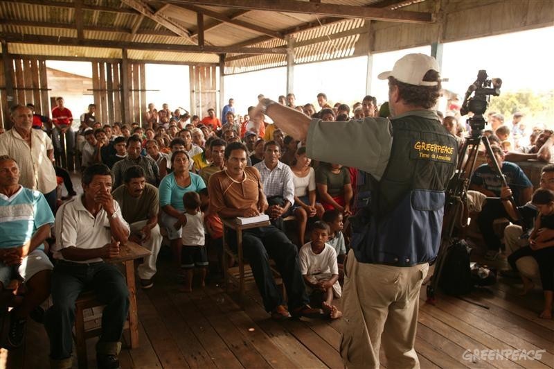 03-保罗·亚达利欧与来自Guajará流域的社区人们一起讨论关于创立永久绿色保留地的话题。