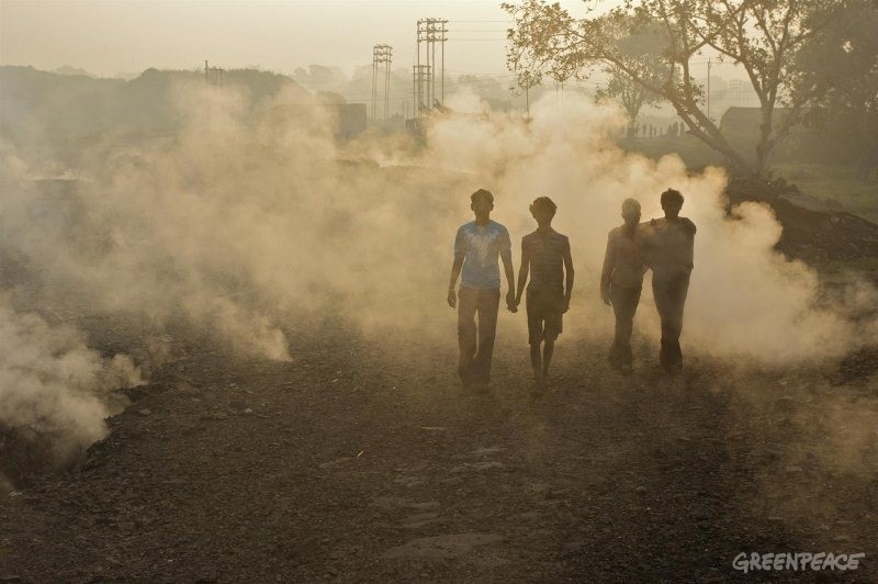  Jharia煤矿附近的村民和飘荡的有毒烟雾