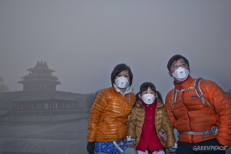 一家三口在污染的空气中游览北京