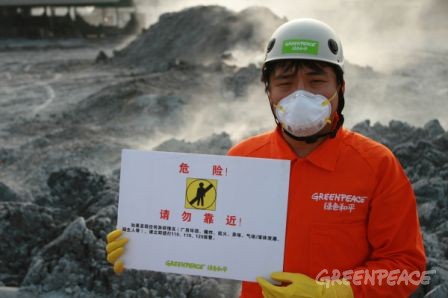 四川汶川地震发生后，绿色和平派出工作人员赶赴灾区，对可能发生的环境灾害进行监测和评估。