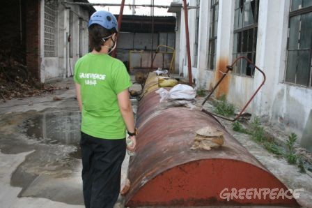 四川汶川地震发生后，绿色和平派出工作人员赶赴灾区，对可能发生的环境灾害进行监测和评估。