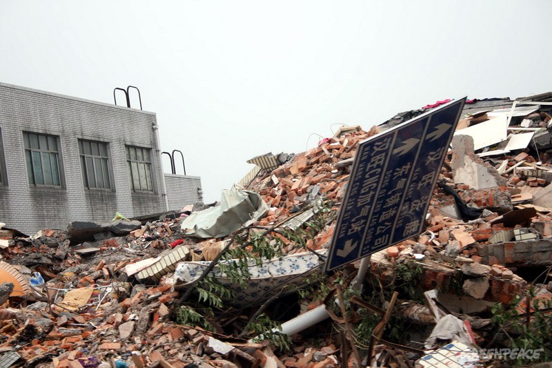 四川汶川地震发生后，绿色和平派出工作人员赶赴灾区，对可能发生的环境灾害进行监测和评估。