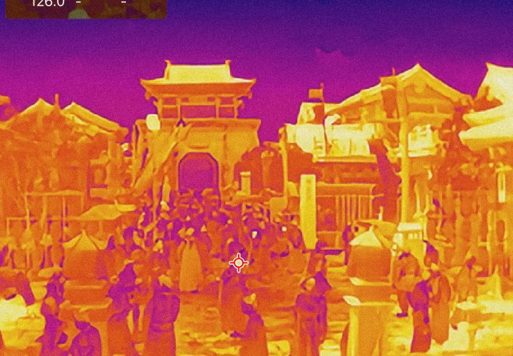 高温之下，挤不进凉棚的横店群演